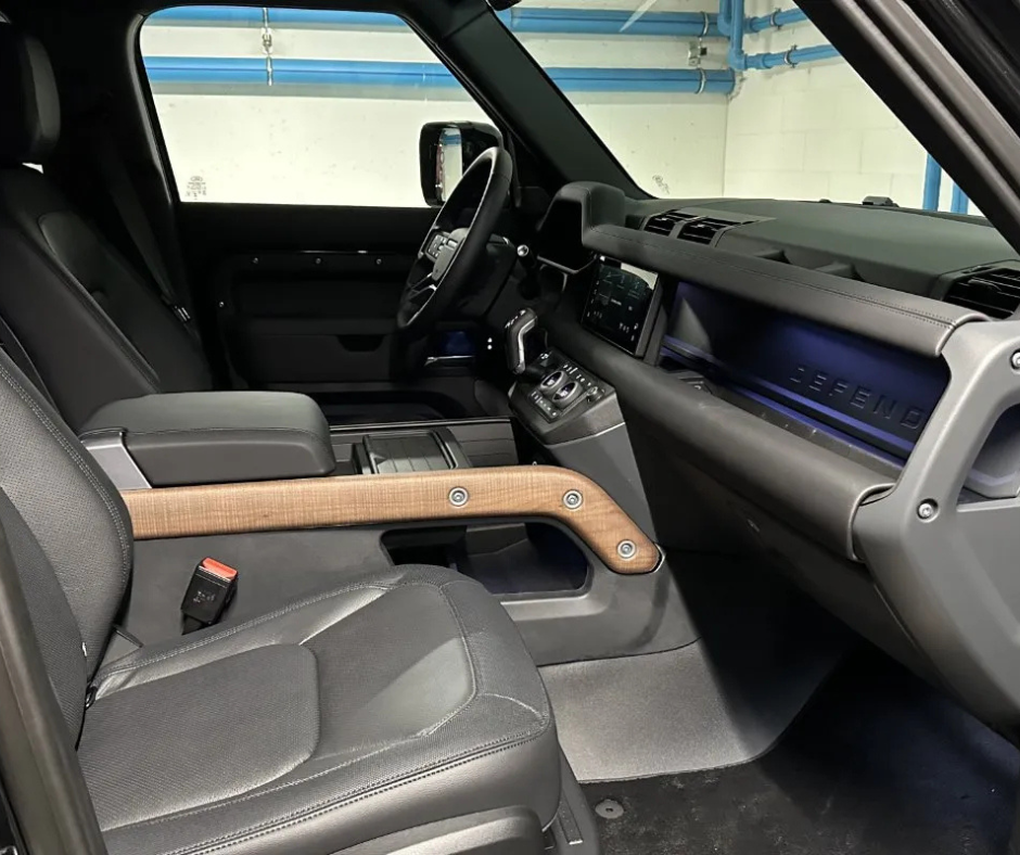 Land Rover Defender photo 6